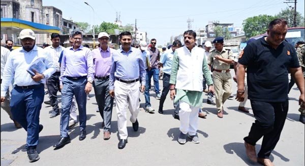 नाले से पानी की निकासी बनी समस्या सांसद शर्मा ने किया निरीक्षण