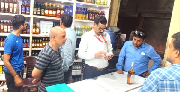 रात में औचक निरीक्षण: खुले में शराब पीने वालों पर कार्रवाई