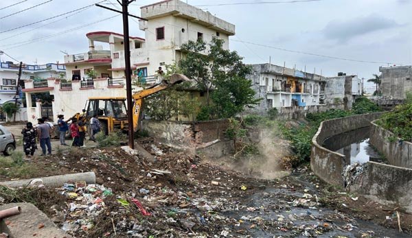 पानी की निकासी में बाधक अतिक्रमणों को हटाया