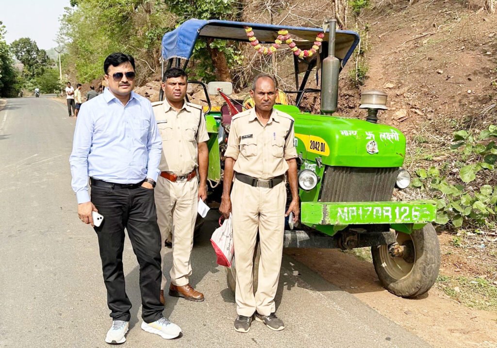 बोल्डर पत्थर का अवैध परिवहन करते दो ट्रैक्टर जप्त