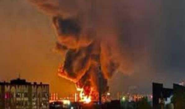 रूस के एंजल्स में ड्रोन हमले के कारण आग लगी