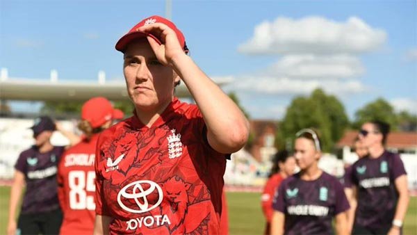 इंग्लैंड की महिला टीम पर धीमी ओवर गति के लिए लगा जुर्माना