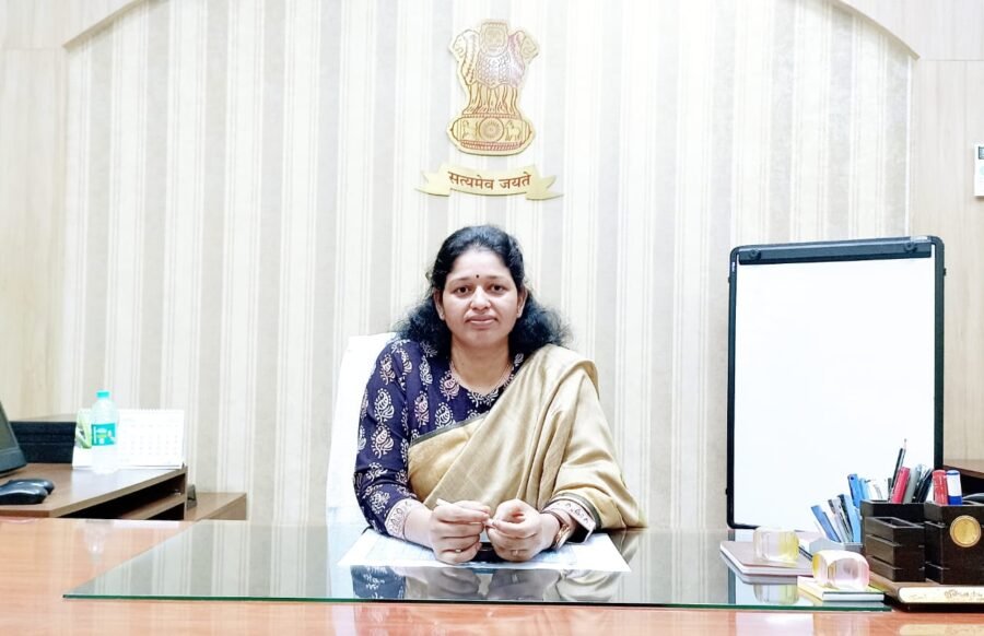 कलेक्टर ने तहसीलदार और नायब तहसीलदार को दिया कारण बताओ नोटिस