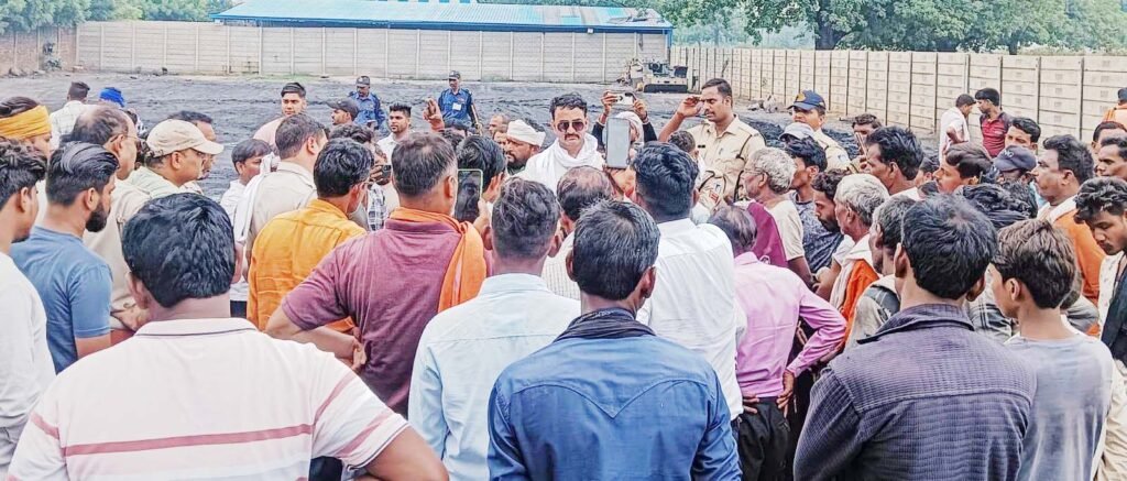 जनपद सदस्य को नहीं माना जनप्रतिनिधि, विवाद में तहसीलदार-पुलिस भी पहुँचे
