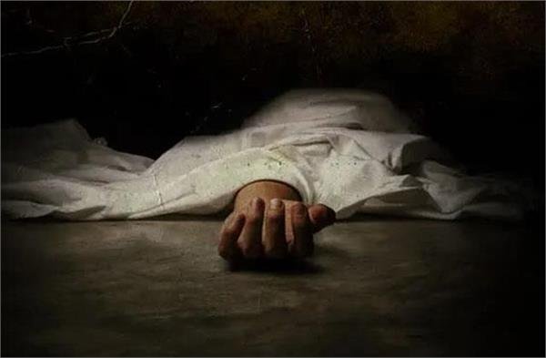 फुटपाथ पर मिली लाश 