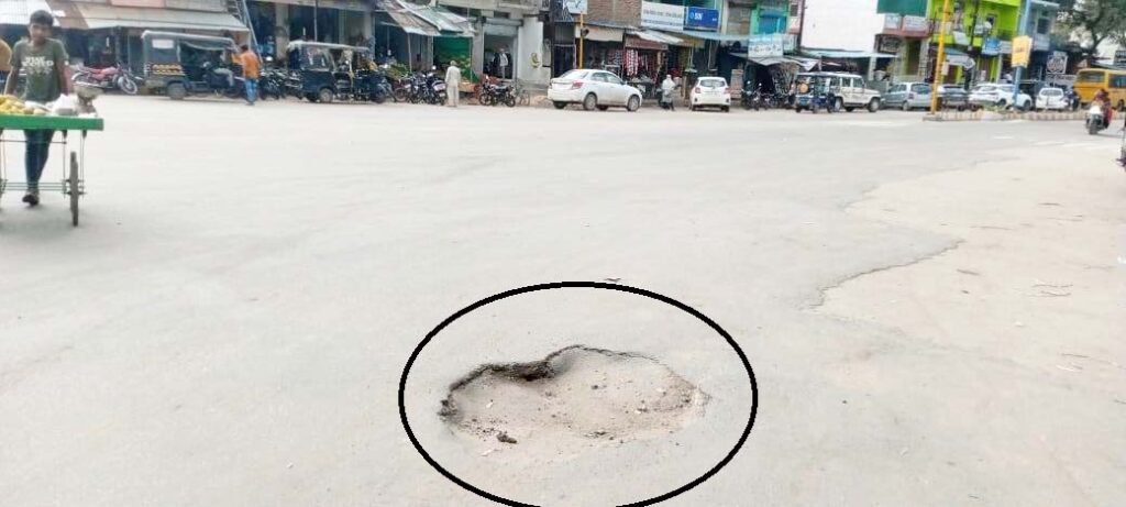 शराब दुकान के सामने सड़क पर बाईकों का कब्जा 