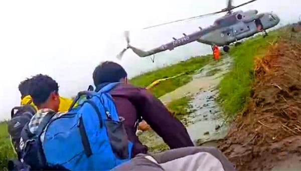 असम-अरुणाचल सीमा पर बाढ़ में फंसे 14 लोगों को वायुसेना ने बचाया