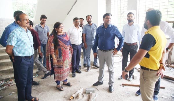 कलेक्टर का औचक निरीक्षण: विकास, स्वास्थ्य सेवाएं और भिक्षावृत्ति पर सख्त निर्देश