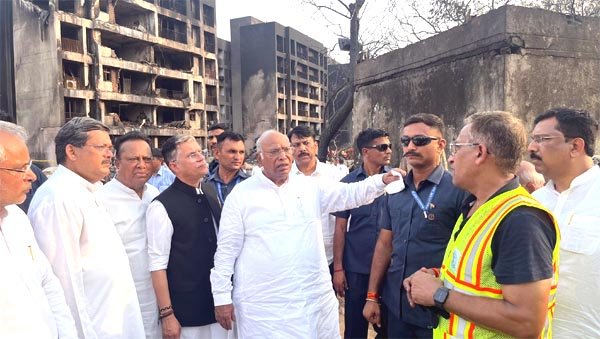 खरगे ने लिया विमान दुर्घटना स्थल का जायजा, पीड़ित परिजनों से भी मिले