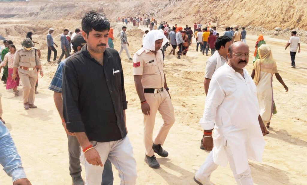 विस्थापन: जयंत खदान में प्रदर्शन, महिलाओं ने तोड़ा पुलिस घेरा