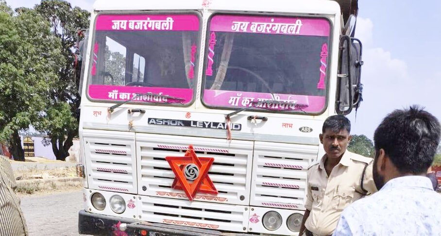 जियावन पुलिस ने सहुआर महान नदी से पकड़ा रेत लोड हाईवा