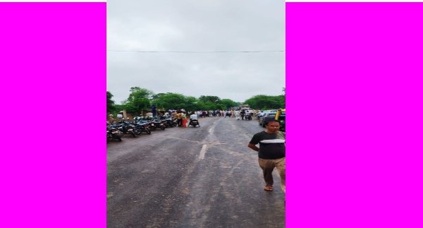 शिक्षक की हत्या पर ग्रामीणों ने आज दोपहर फिर किया हाईवे पर चक्काजाम, वाहनों की लगी कतार