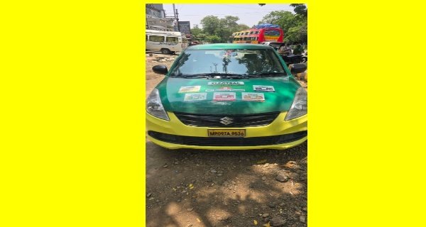 सफेद कार को रंग-बिरंगा कर प्रचार में दौड़ाया