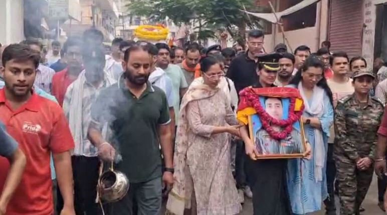 केदारनाथ हेलिकॉप्टर क्रैश: पायलट राजवीर सिंह का अंतिम संस्कार, सेना की वर्दी में पत्नी ने नम आँखों से दी अंतिम विदाई