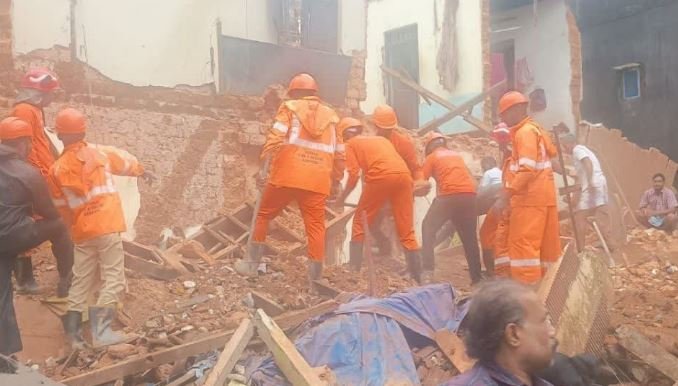 केरल में पुरानी इमारत ढहने से तीन प्रवासी मजदूरों की दर्दनाक मौत: अलप्पुझा में हुआ हादसा, मृतकों में पश्चिम बंगाल के श्रमिक भी शामिल; निर्माण सुरक्षा पर उठे सवाल