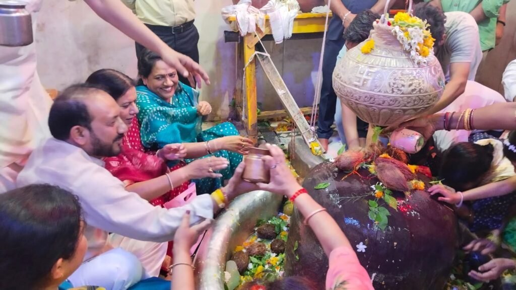 बांदकपुर: सागर सांसद लता वानखेड़े ने किया रुद्राभिषेक