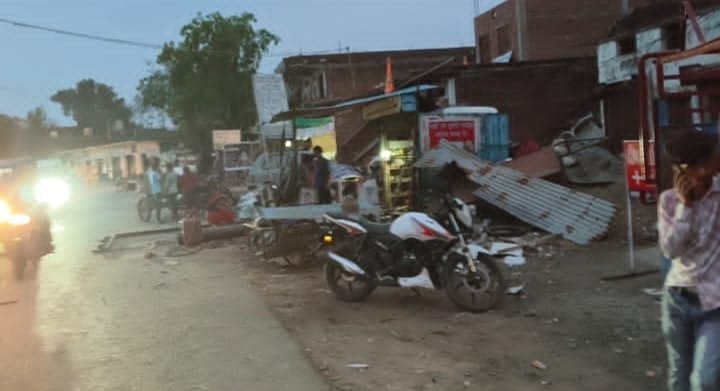 दिनदहाड़े अमिलिया बाजार में लाठी, डंडे से तोडफ़ोड़ 