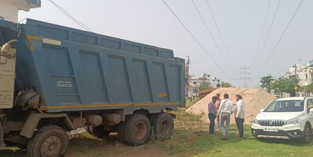 132 केवी हाई टेंशन लाइन से टकराया डंपर