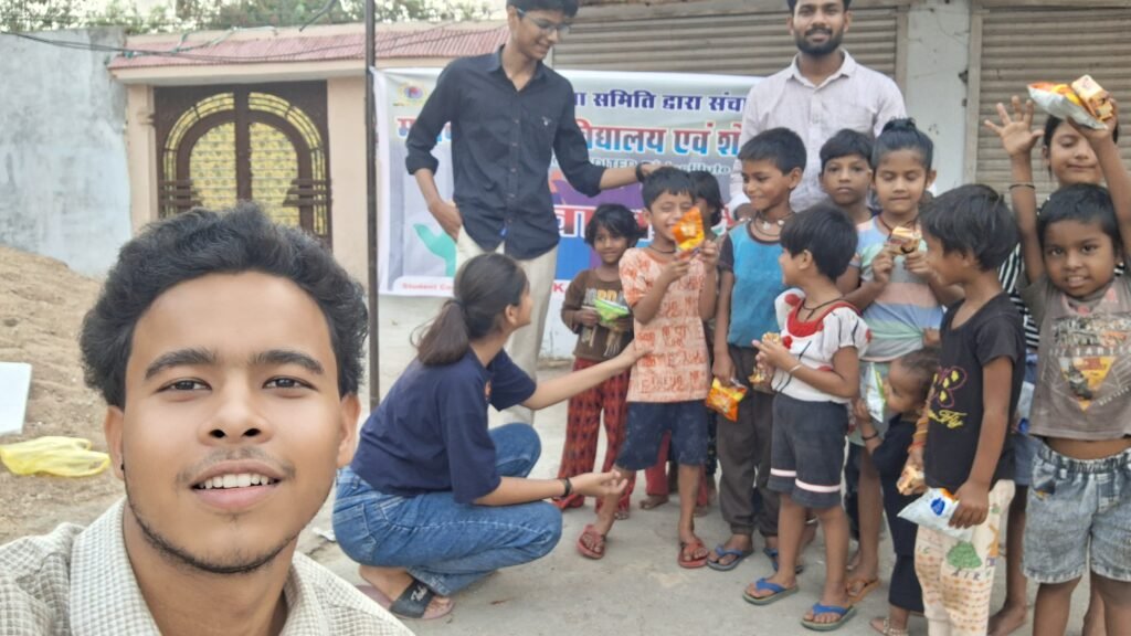 विद्यार्थियों ने झुग्गी झोपड़ियां में रहने वाले बच्चों के साथ समय बिताया