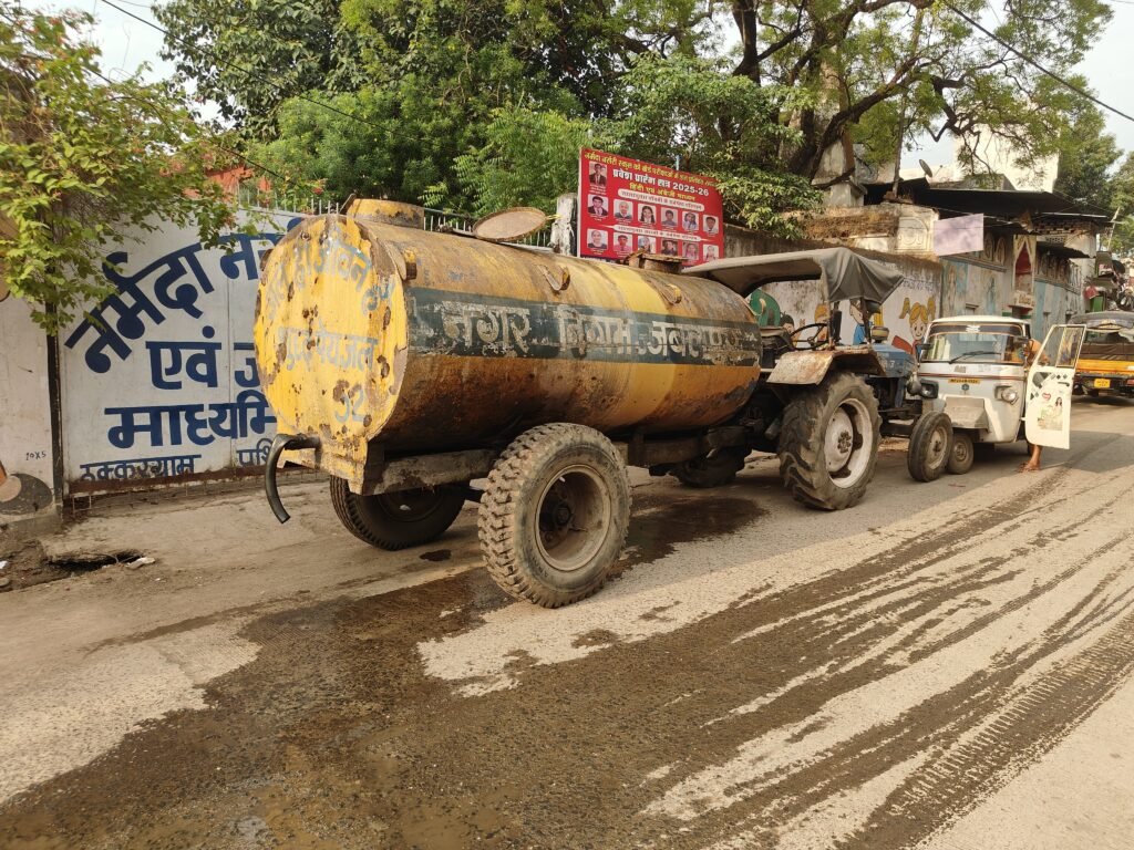 नगर निगम टैंकर ने मारी टक्कर, दो नाबालिग समेत तीन 3 घायल