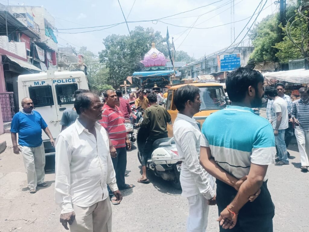 गहमागहमी के बीच गढ़ा बाजार में अतिक्रमण हटाने पहुंचा अमला