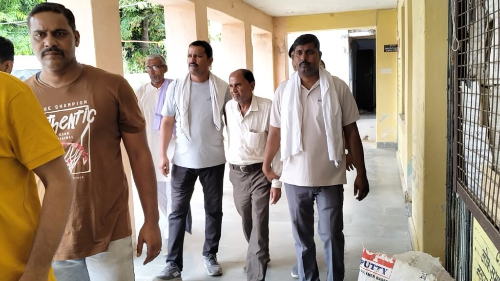 मुरैना में रिश्वत लेते पकड़ा बाबू