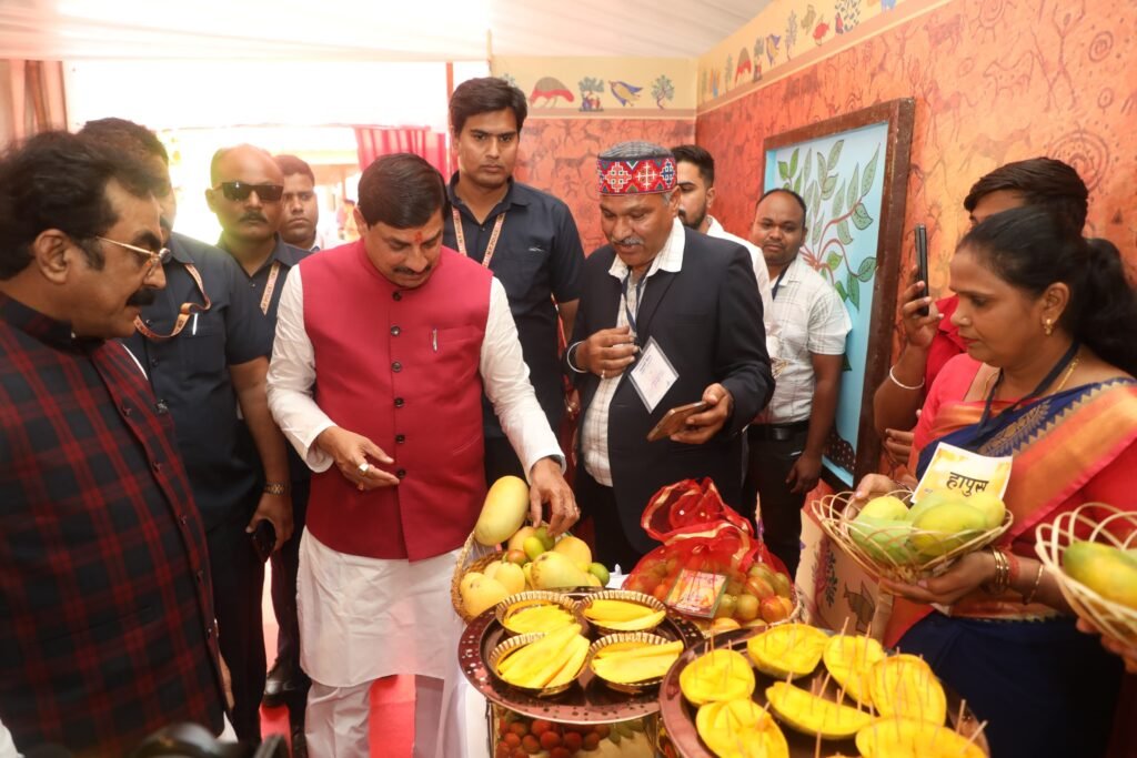 रंग-बिरंगे आमों का मेला, CM और मंत्रियों ने चखे मणि प्रभा और बॉम्बे ग्रीन