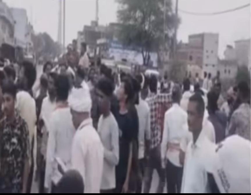 मंडी के सामने किसानों ने लगाया जाम 