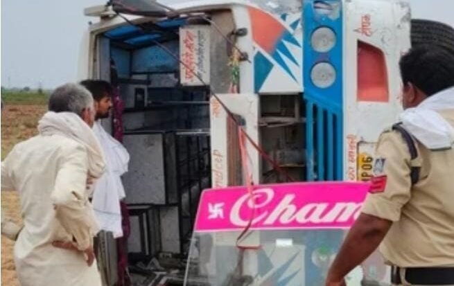 कैलारस में बेकाबू होकर पलटी बस, 8 यात्री घायल
