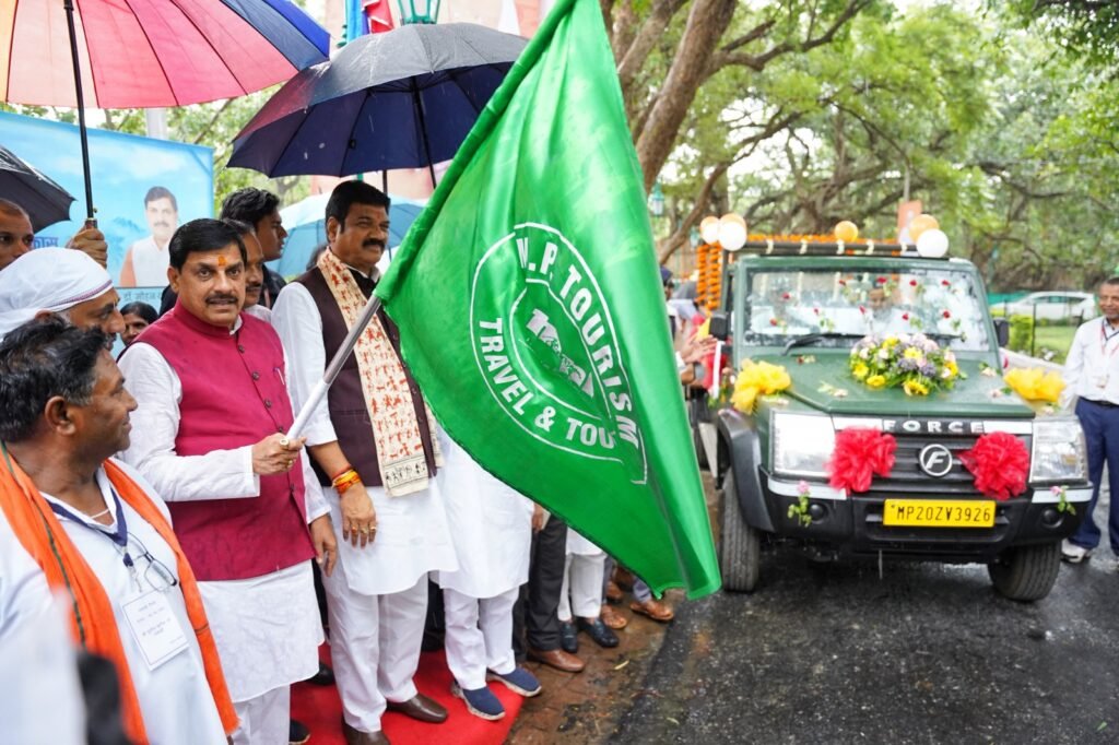 पचमढ़ी : जंगल सफारी के लिए 11 ट्रेक्स क्रूज़र वाहन रवाना 