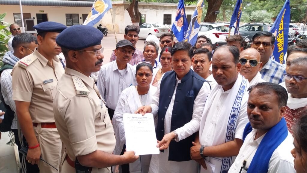 सचिव व सहायक सचिव पर महिला की अश्लील फोटो खींचने और पुलिस पर कार्रवाई न करने का आरोप