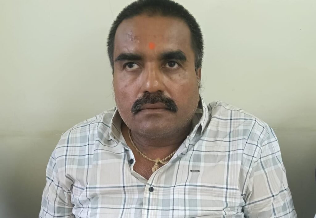 लाइसेंस के एवज में रिश्वत: बड़वानी RTO के निर्देश पर रकम ले रहे एजेंट को लोकायुक्त ने रंगे हाथ पकड़ा