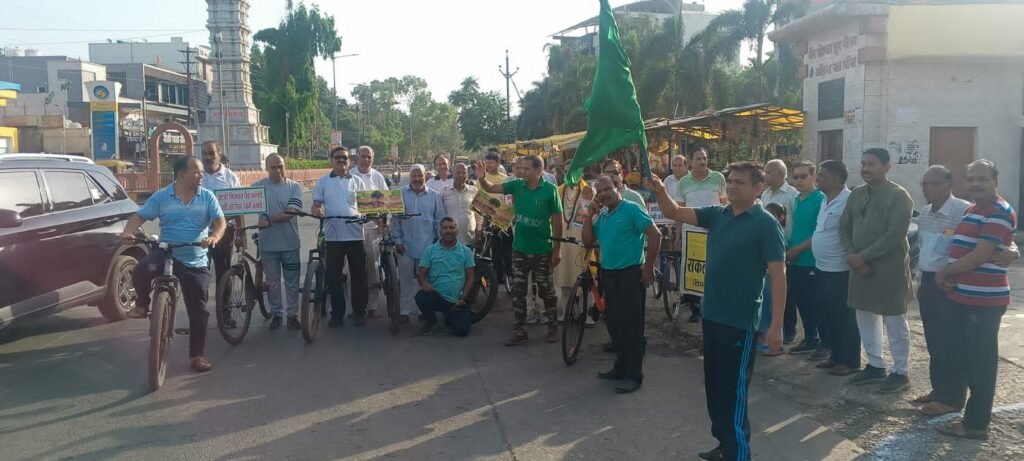 साइकिल पर निकले डिप्टी कलेक्टर, दिया पर्यावरण बचाने का संदेश