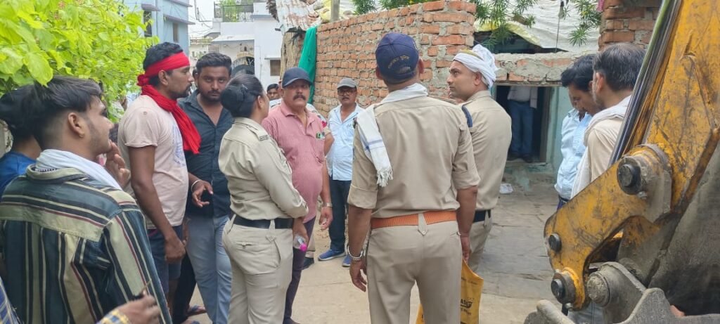 रीवा नगर निगम ने भयप्रद भवन पर की कार्यवाही, वार्ड क्रमांक 29 में पुलिस के सहयोग से हुई कार्रवाई