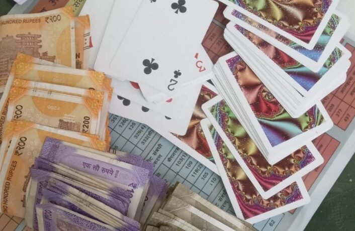 तीसरी मंजिल में सजे जुआ फड़ पर छापा, पांच पकड़ाए 