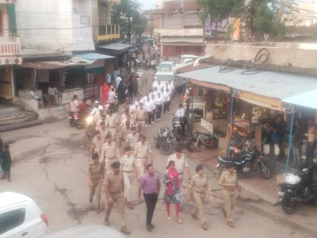 ईद पर्व की पूर्व संध्या पर प्रशासन ने निकाला पैदल मार्च