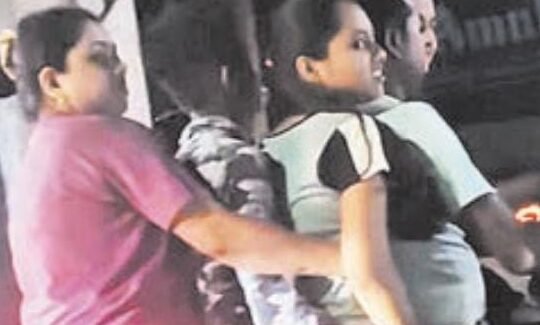 मोपेड में पांच सवारी बैठा सड़क पर फर्राटा, वीडियो वायरल, पुलिस ने जप्त की गाड़ी 