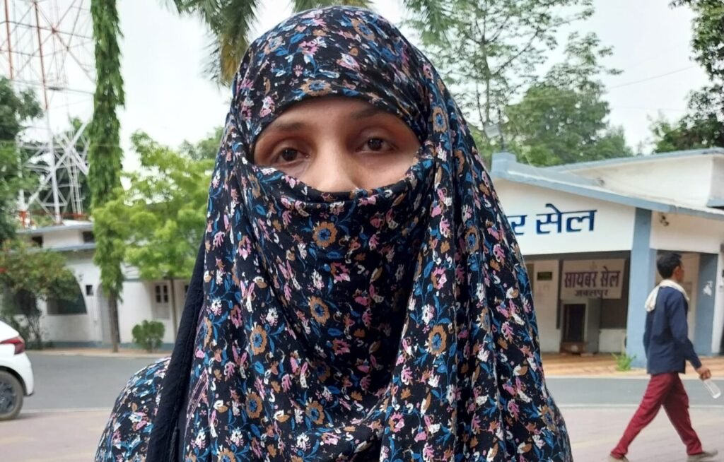 कोई नेता तो कोई स्वयं को पुलिस वाला बताकर दे रहा धमकी