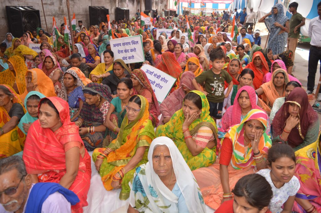 कांग्रेस के धरने में हजारों महिला-पुरूषों का उमड़ा जनसैलाब