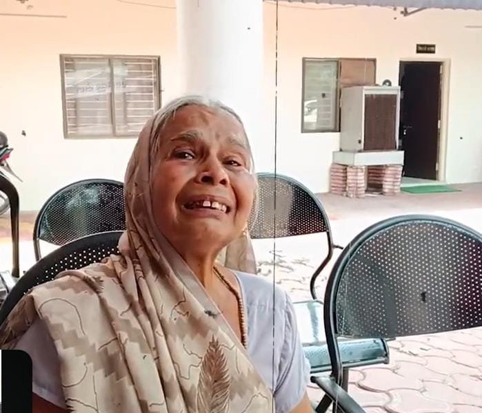 बेबस मां, कलयुगी पुत्र-बहू ने हड़पा मकान, पुलिस को सुनाई फरियाद