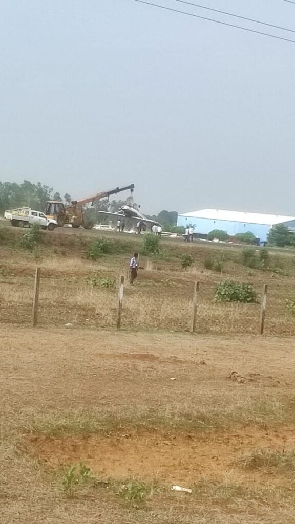 सिवनी के सुकतरा एयरस्ट्रिप पर हादसा टला: ट्रेनी विमान पलटा