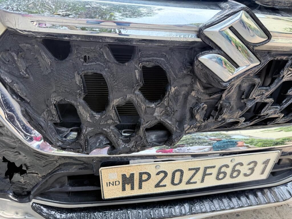 पार्षद के घर में घुसकर कार-स्कूटी में लगाई आग