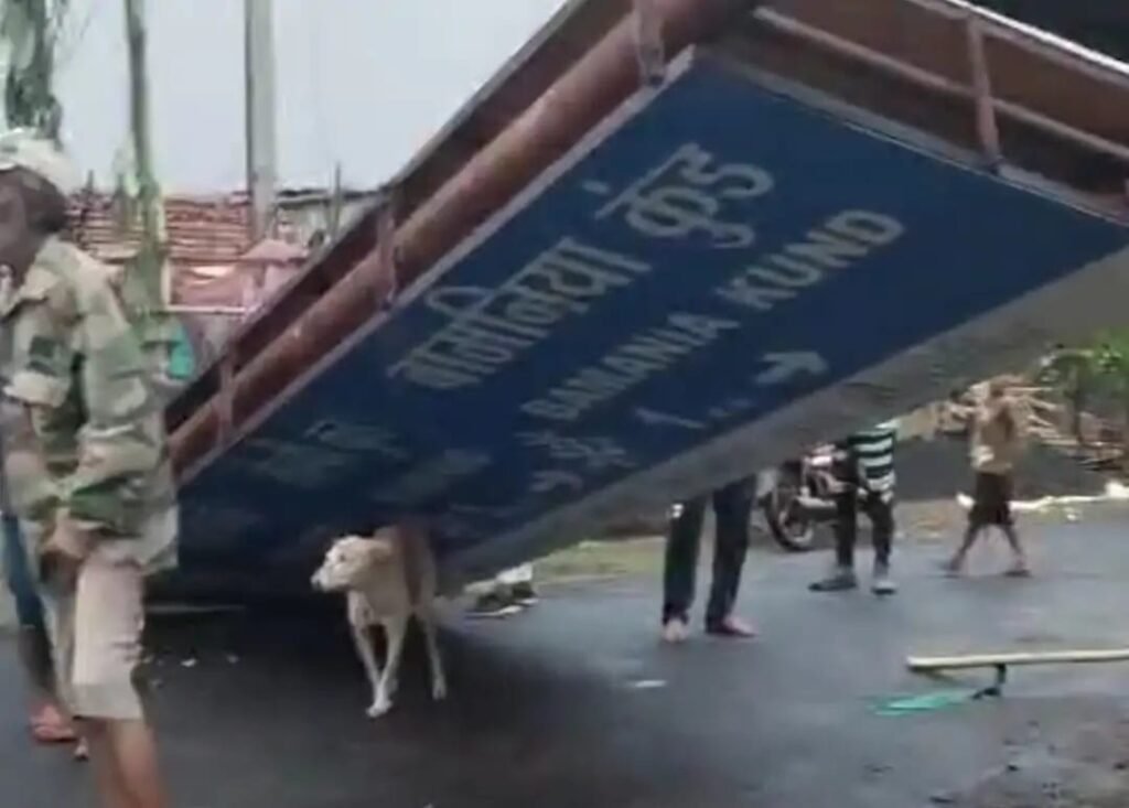 ग्रामीण क्षेत्रों में आंधी तूफान, घरों की उड़ी छत, साइन बोर्ड भी गिरा