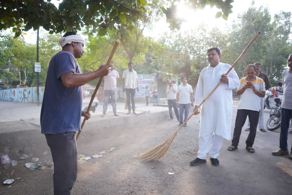 बिजली उपभोक्ताओं के घर पहुंचकर ऊर्जा मंत्री ने सुनी समस्याएं