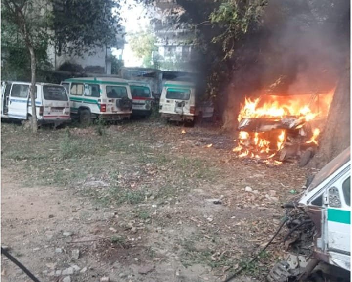 जिला अस्पताल के एम्बुलेंशों में फिर लगी आग