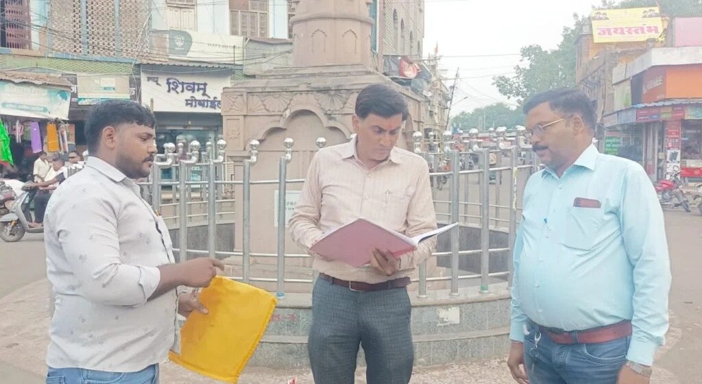 नपा अध्यक्ष का औचक निरीक्षण, स्वच्छता प्रभारी को नोटिस