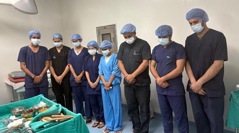 प्लेन क्रैश में मारे गये डॉक्टरों के लिये मेडिकल कॉलेज में 2 मिनट का मौन रखकर की प्रार्थना