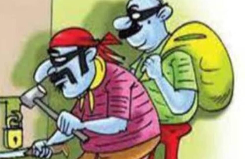 साड़ी सहित अन्य सामान हुआ चोरी 