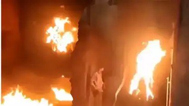 युवक ने अपनी प्रेमिका के घर के बाहर खुद पर पेट्रोल डाल आग लगाई