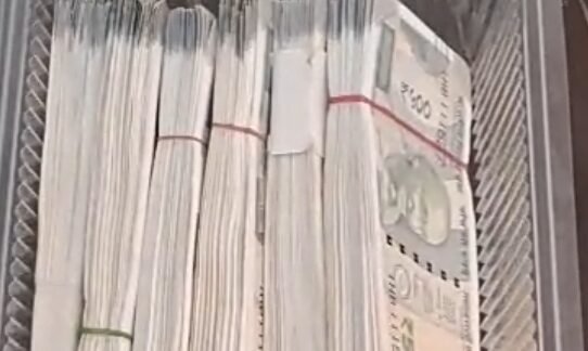 2.94 लाख के नकली नोट पकड़ाए 